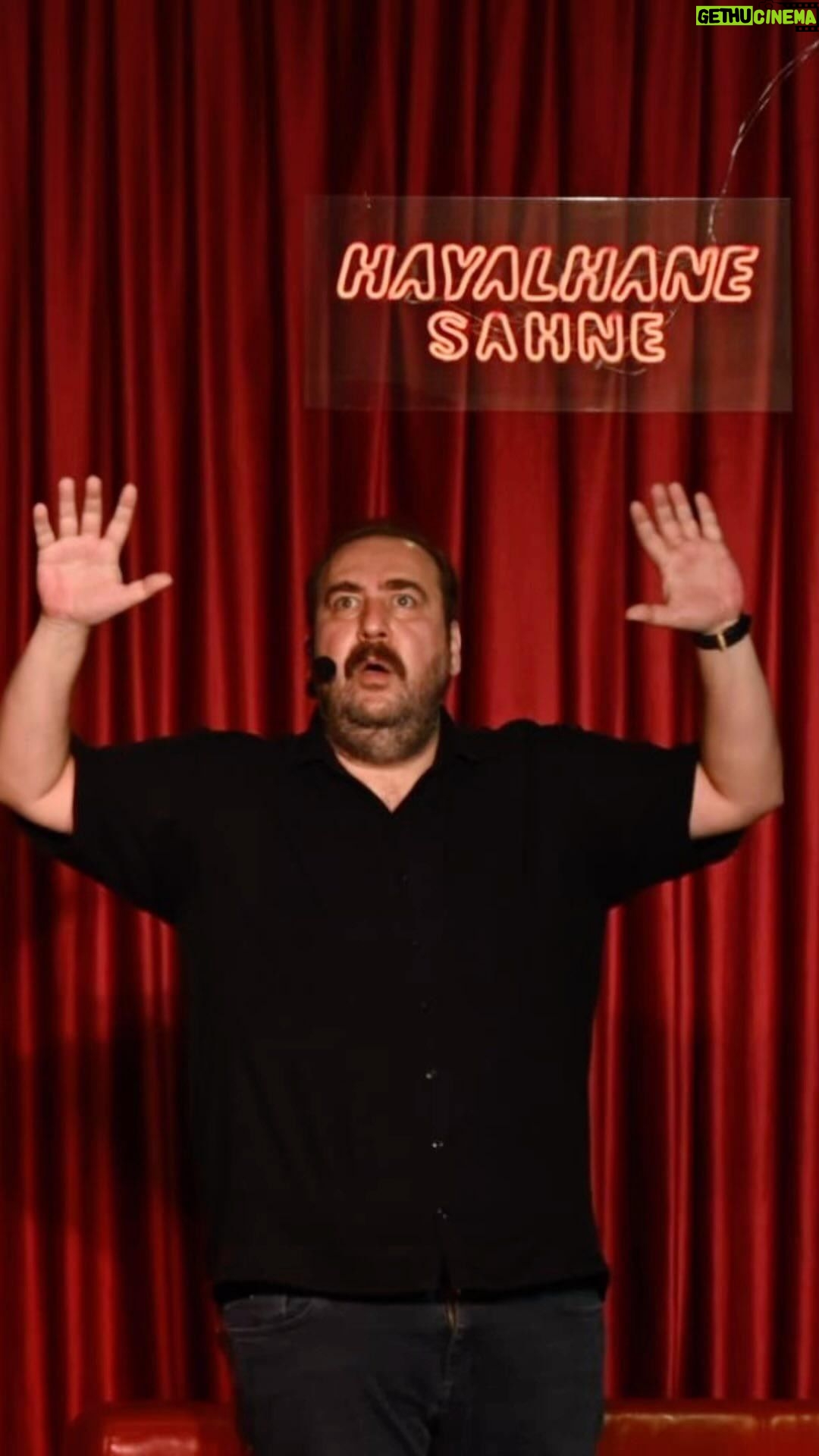 Burak Satıbol - 170 Likes - Gardaş duyduk duymadık demeyin. Cıncık gibi tek kişilik gösterimle Adana’ya geliyorum!
Geliniz, Getiriniz!
Bilet link bio’da!
🎉🎭🍢
“Burak Satıbol’un tek kişilik-çok konulu oyunu “Büyük Beden” Adana’da!
Sadece bildiğini anlatmıyor bilmediğini seyirci tamamlıyor. Bu interaktif komedi seyircinin katılımı ile renkleniyor. İşler Güçlerin Salih abisi, Yusuf Yusuf’un Yusuf’u, Mahşer-i Cümbüş’ün Burak’ı hikayelerini anlatmaya geliyor. Kimi zaman sinema aleminden kimi zaman ilk gençliğinden kızgınlıkları, mutlulukları , cevap bulamadıkları ile seyircisini oyun oynamaya çağırıyor.
🗓5 Kasım Pazar
📍Adana Büyük Şehir Belediye Tiyatrosu
⏰20.00
☎️0 (535) 272 83 03
Biletler biletix, gişe ve tüm bilet platformlarında.
#adana #komedi #tekkişilikoyun #pazar #cıncık