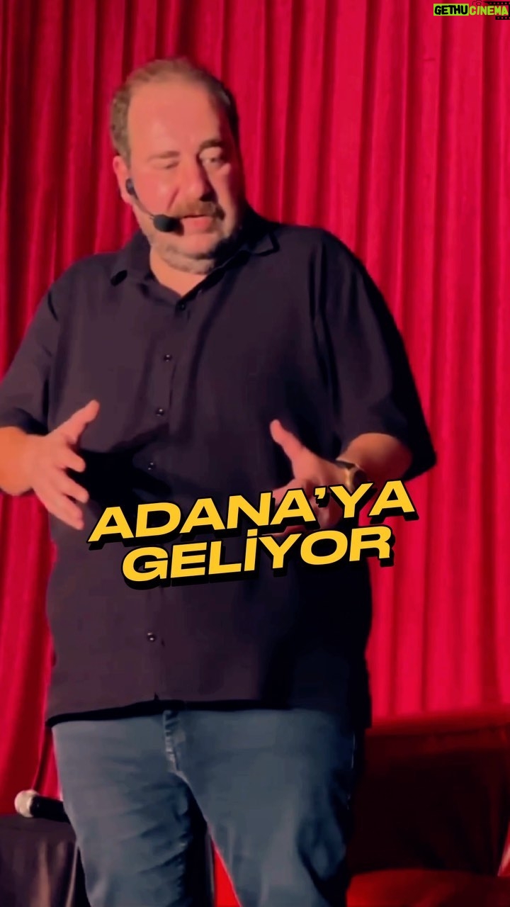 Burak Satıbol - 247 Likes - Gardaş duyduk duymadık demeyin. Cıncık gibi tek kişilik gösterimle Adana’ya geliyorum!
Geliniz, Getiriniz!
Bilet link bio’da!
🎉🎭🍢
“Burak Satıbol’un tek kişilik-çok konulu oyunu “Büyük Beden” Adana’da!
Sadece bildiğini anlatmıyor bilmediğini seyirci tamamlıyor. Bu interaktif komedi seyircinin katılımı ile renkleniyor. İşler Güçlerin Salih abisi, Yusuf Yusuf’un Yusuf’u, Mahşer-i Cümbüş’ün Burak’ı hikayelerini anlatmaya geliyor. Kimi zaman sinema aleminden kimi zaman ilk gençliğinden kızgınlıkları, mutlulukları , cevap bulamadıkları ile seyircisini oyun oynamaya çağırıyor.
🗓5 Kasım Pazar
📍Adana Büyük Şehir Belediye Tiyatrosu
⏰20.00
☎️0 (535) 272 83 03
Biletler biletix, gişe ve tüm bilet platformlarında.”
#adana #komedi #tekkişilikoyun #pazar #cıncık