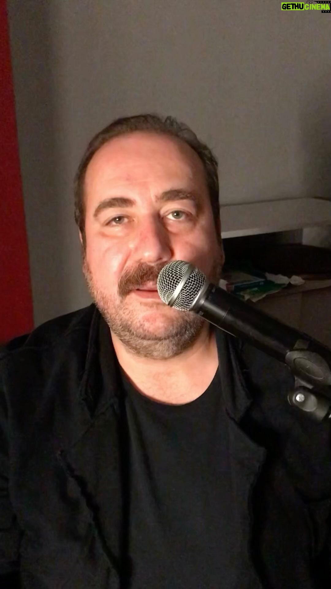 Burak Satıbol - 223 Likes - Burak Satıbol’un Tek Kişilik Gösterisi “Büyük Beden” başlıyorrr 🎉🎉
İlk gösteri 25 Ekim Çarşamba Saat 21:00 de Hayalhane Sahne’de.
Biletler tüm bilet satmış platformlarında.
Geliniz Getiriniz.
Sadece bildiğini anlatmıyor, bilmediğini de seyirci tamamlıyor. Bu interaktif komedi, seyircinin katılımı ile renkleniyor.
İşler Güçler’in Salih abisi, Yusuf Yusuf’un Yusuf’u, Mahşer-i Cümbüş’ün Burak’ı, hikayelerini anlatmaya geliyor. Kimi zaman sinema aleminden, kimi zaman ilk gençliğinden kızgınlıkları, mutlulukları ve cevap bulamadıkları ile seyircisini oyun oynamaya çağırıyor.