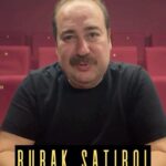 Burak Satibol Instagram - Burak Satıbol’un tek kişilik - çok konulu gösterisi “BÜYÜK BEDEN” başlıyor! 🎉🎉🎉 25 Ekim ilk gösteri Mahşer-i Cümbüş Hayalhane’de! Sonra Adana,Aksaray,Bursa,İstanbul be bir çok şehirde. Burak Satıbol Kimi zaman sinema aleminden, kimi zaman ilk gençliğinden bazen de gündelik hayatın içinden kızgınlıkları, mutlulukları,cevap bulamadıkları ile seyircisini oyun oynamaya çağırıyor. Biletler tüm bilet platformlarında. Geliniz, getiriniz 🤙 🗓 25 EKİM ⏰21.00 📍TRUMP AVM Mahşer-i Cümbüş HAYALHANE #büyükbeden @buraksatibol Trump Sahne