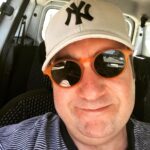 Burak Satibol Instagram - Cantık tarifi: #BURSA KAÇ KİŞİLİK 8 kişilik HAZIRLAMA SÜRESİ 1 saat PİŞİRME SÜRESİ 20 dakika Malzemeler Hamuru İçin: 2 su bardağı su (ılık) 1 çay bardağı süt 1 paket instant maya (10 gram) 1 tatl kaşığı toz şeker 1 yemek kaşığı (silme) tuz (azaltıp arttırılabilir) 1/2 çay bardağı sıvı yağ 1 adet yumurta beyazı 5 su bardağı un Hamuru Toparlamak İçin: 4 yemek kaşığı un Kıymalı Harcı İçin: 300 gram kıyma 2 adet kuru soğan (küp doğranmış) 1 adet kapya biber (küçük küpler halinde doğranmış) 6 adet yeşil köy biberi (ince doğranmış) 2 adet domates (küp doğranmış) 1/4 demet maydanoz (ince kıyılmış) 1 tatlı kaşığı karabiber 1/2 yemek kaşığı kuru kekik 1 çay kaşığı kimyon 1 yemek kaşığı tereyağı Kenarları İçin: 1 adet yumurta sarısı Nasıl Yapılır? Bir kapta maya, toz şeker, ılık su ve sütü karıştırın. Karışımın üzerini kapatıp mayanın aktifleşmesi için 5 dakika bekletin. 5 dakika beklettikten sonra, üzerine yumurta akını, sıvı yağı ve tuzu ilave edip karıştırın. Ayrı bir geniş kaba unu ortası havuz olacak şekilde açın. Sıvı karışımı üzerine ekleyin ve yoğurun. Homojen bir karışım haline gelen hamurun üzerini streç ile kapatın ve mayalanması için 45 dakika bekleyin. Kıymalı harcın tüm malzemesini bir kapta karıştırın. Mayalanan hamurdan portakal büyüklüğünde bezeler hazırlayın ve unlu tezgahta bezeleri yuvarlayın. Pişirme kağıdı serili fırın tepsisine birbirlerine yapışmayacak uzaklıkta dizin. Elinizi yağlayın ve her bezeyi kenarları yüksek kalacak şekilde parmaklarınızla açın. Kıymalı harcı hamurların ortasına koyun ve dağıtın. Bir fırça yardımıyla yumurta sarısını hamurların kenarlarına sürün. Önceden ısıtılmış 200 derece fırında 20 dakika pişirin. Piştikten sonra 10 dakika dinlendirin ve servis Tarif: Yemek.com Mudanya, Bursa
