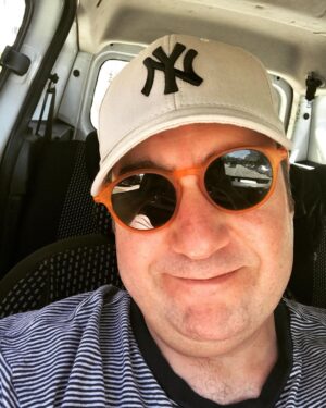 Burak Satıbol Instagram - Cantık tarifi:

#BURSA

KAÇ KİŞİLİK
8 kişilik
HAZIRLAMA SÜRESİ
1 saat
PİŞİRME SÜRESİ
20 dakika

Malzemeler
Hamuru İçin:
2 su bardağı su (ılık)
1 çay bardağı süt 
1 paket instant maya (10 gram)
1 tatl kaşığı toz şeker
1 yemek kaşığı (silme) tuz (azaltıp arttırılabilir)
1/2 çay bardağı sıvı yağ 
1 adet yumurta beyazı
5 su bardağı un
Hamuru Toparlamak İçin:
4 yemek kaşığı un
Kıymalı Harcı İçin:
300 gram kıyma
2 adet kuru soğan (küp doğranmış)
1 adet kapya biber (küçük küpler halinde doğranmış)
6 adet yeşil köy biberi (ince doğranmış)
2 adet domates (küp doğranmış)
1/4 demet maydanoz (ince kıyılmış)
1 tatlı kaşığı karabiber
1/2 yemek kaşığı kuru kekik
1 çay kaşığı kimyon
1 yemek kaşığı tereyağı
Kenarları İçin:
1 adet yumurta sarısı

Nasıl Yapılır?
Bir kapta maya, toz şeker, ılık su ve sütü karıştırın. Karışımın üzerini kapatıp mayanın aktifleşmesi için 5 dakika bekletin.
5 dakika beklettikten sonra, üzerine yumurta akını, sıvı yağı ve tuzu ilave edip karıştırın.
Ayrı bir geniş kaba unu ortası havuz olacak şekilde açın. Sıvı karışımı üzerine ekleyin ve yoğurun.
Homojen bir karışım haline gelen hamurun üzerini streç ile kapatın ve mayalanması için 45 dakika bekleyin.
Kıymalı harcın tüm malzemesini bir kapta karıştırın.
Mayalanan hamurdan portakal büyüklüğünde bezeler hazırlayın ve unlu tezgahta bezeleri  yuvarlayın.
Pişirme kağıdı serili fırın tepsisine birbirlerine yapışmayacak uzaklıkta dizin.
Elinizi yağlayın ve her bezeyi kenarları yüksek kalacak şekilde parmaklarınızla açın.
Kıymalı harcı hamurların ortasına koyun ve dağıtın.
Bir fırça yardımıyla yumurta sarısını hamurların kenarlarına sürün.
Önceden ısıtılmış 200 derece fırında 20 dakika pişirin.
Piştikten sonra 10 dakika dinlendirin ve servis 

Tarif: Yemek.com