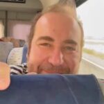 Burak Satibol Instagram - Bugün benim doğum günüm. Camdan sallanan benim ıslak çoraplarım. Sabah Mardin Deyrüzzaferân Manastırı’nda bulunan çöpür taşından yapılma “hayat” havuzuna düşünce ıslanan çoraplarım. Hayat havuzunda ıslanan Mardin Midyat arasında kuruyan çoraplarım… Bu yaşım her yaşımdan güzel olsun! Mardin Deyrulzafaran