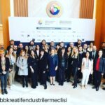 Burak Satibol Instagram – Yeni dönem baÅŸlıyor!
@tobbkreatifendustrilermeclisi
@mahsercumbus
・・・
Türkiye Odalar ve Borsalar Birliği (TOBB) Türkiye Kreatif Endüstriler Meclisi (TÜRKEM), TOBB Yönetim Kurulu Üyesi Ömer Zeydan @omerzeydan ve TOBB Sektörler ve Girişimcilik Daire Başkanı Ahmet Saygın Baban @sayginbaban ‘ın katılımı ile Meclis Başkanlık Divanını seçmek için bir araya geldi.
2021- 2022 dönemi çalışma ve projelerinin aktarıldığı toplantıda sektörün genel değerlendirmesi ve ihtiyaçları da görüşüldü. Yapılan Meclis Başkanlık Divanı seçimi sonucunda yeni dönemde, TATU Yaratıcı Çözümler İletişim A.Ş. Yönetim Kurulu Başkanı Ata Kavame @atakavame oybirliğiyle Başkanlığa, Nej Kurucusu Nej Nejla Güvenç @nejfashion ‘da oybirliğiyle Başkan Yardımcılığı’na seçildi.
İlk andan beri desteğini hep hissettiğimiz, örnek liderliği ile bize yol gösteren TOBB Başkanımız Sayın Rifat Hisarcıklıoğlu @rhisarciklioglu ‘na içten teşekkürlerimizi sunuyoruz.
Yeni dönemde yönetim kurulumuzla kreatif sektörlere dair toplumsal bilinci oluşturmak, hayal gücünün yaratıcılıkla birleşerek ortaya koyduğu değerlere sahip çıkmak ve ekonomiye katkı sağlamak anlamında farkındalık oluşturmak amacıyla çalışmalarımıza hız vereceğiz.
#TURKEM #kreatifendüstriler #hayallerindenvazgeçme
@sayginbaban @tatucreativestudios @nejfashion @kilit_tasi @timsandb @ayyapim @callingmag @mahsercumbus @tansagturkakademi @iksv_istanbul @tesder turguterenturk @mu_yap @reklamcilardernegi @turk_smd @tfsf_official @yepudorg @elifd1 @fcbartgroup @msg_online @cigdemakin_official @etmk_official @biroymb @aysesenemgoral @netflixturkiye @zorlu_psm @bkiwkreatif @yektakopan @turkiye_mtd @gddart @biseylerstudio @tworld.tv @xmediaartmuseum @saltonline @artgalerim @kocholding @grey @tekdenfilm @toged
