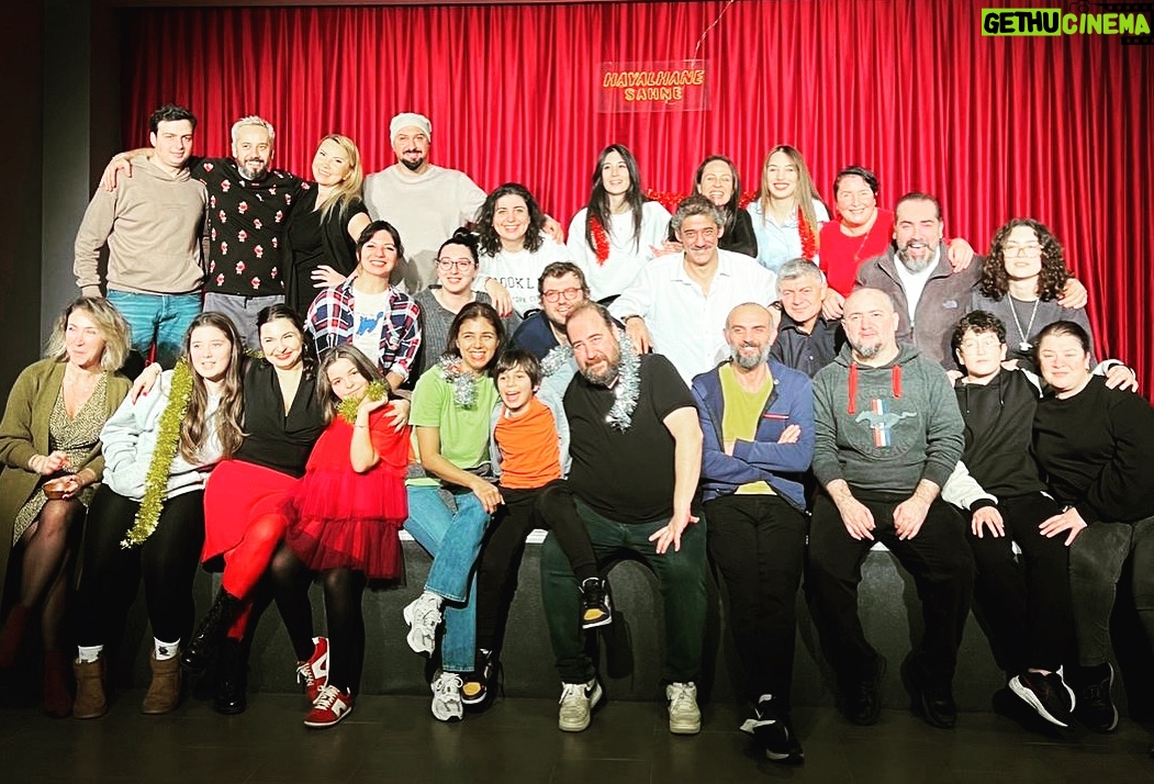 Burak Satibol Instagram - Kocaman ailemiz! @mahsercumbus Müthiş bir yıl olsun 🎉 @hayalhanesahnesi #mahşericümbüş Hayalhane - Mahser-i Cümbüş