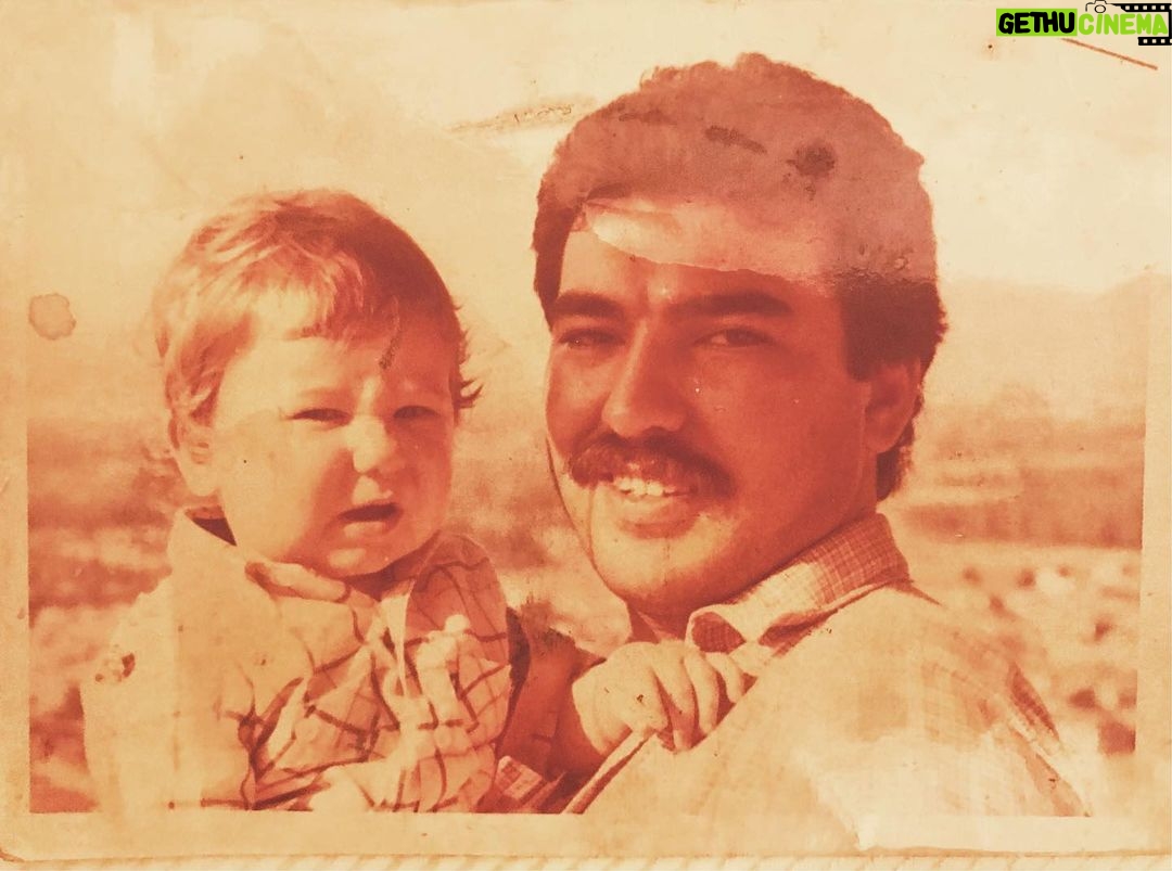 Burak Satibol Instagram - Bak bitti işte amca. Dert bitti, üzüntü, sıkıntı bitti. Babama benim için kocaman sarıl! Bu akşam, kendinden başka kimseye zararı olmayan adam, BÜLENT SATIBOL için kaldırın kadehinizi kim nerde ne içiyorsa!