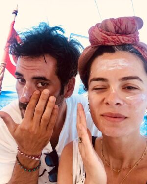 Burak Yamantürk Instagram - Bu ikilinin kremlere meraklı olanı Özge’ymiş gibi çek... (Bir günde ikinci post’la Instagram’daki iddiamı kanıtladığıma inanıyorum) 🙏🏼