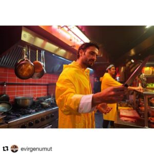 Burak Yamantürk Instagram - #Repost @evirgenumut with @get_repost
・・・
Ilk göz ağrım:) "İyi Yemek Öldürür" @blutv 'de ✌🏿❤️ @iyiyemekoldurur #finedying