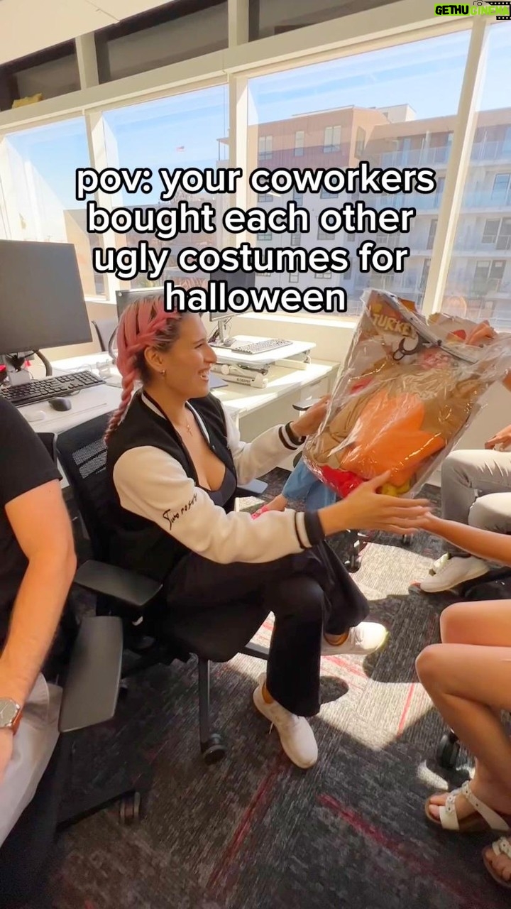 Buzzfeed - 41.1K Likes - The sexy pilot costume sent me 😂 @dayofsooj #halloweencostume #halloweencostumecontest