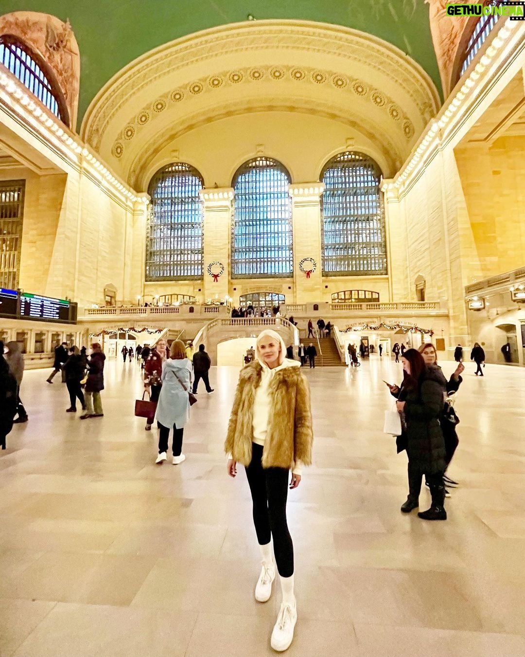 Byrdie Bell Instagram - It’s like Grand Central Station in here! Grand Central Terminal