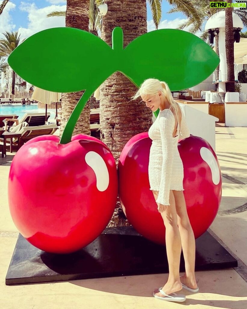 Byrdie Bell Instagram - 🍒 Destino Ibiza