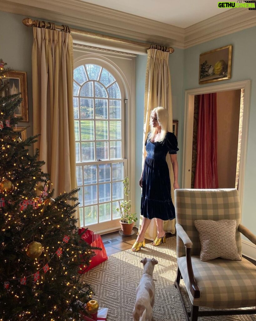 Byrdie Bell Instagram - Merry Christmas!!!! May the peace, light and joy of the holiday fill your hearts today. 🎄🎄🎄🎄🎅🏻🎅🏻🎅🏻🎅🏻🎁🎁🎁🎁 ⭐️⭐️⭐️⭐️⭐️ Greenwich, Connecticut