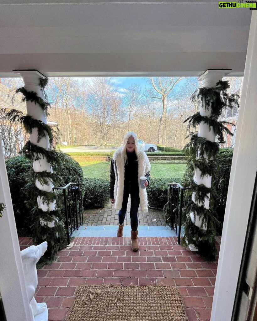 Byrdie Bell Instagram - Home for the holidays… Greenwich, Connecticut