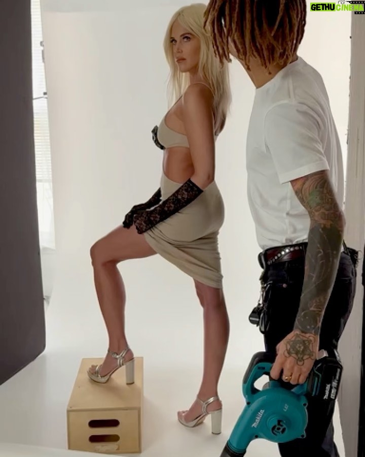 Byrdie Bell Instagram - Behind the scenes on set today! : : : Photography @calebandgladys //// HMU @tyshearn //// Styling @laurenabbondola New York, New York