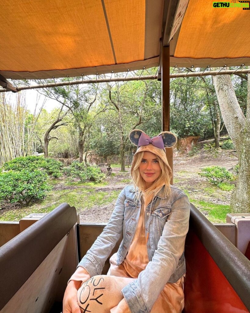 Byrdie Bell Instagram - Disney really is my natural habitat!!! 💫🦏🦒🦩🦍 Animal Kingdom, Disneyworld