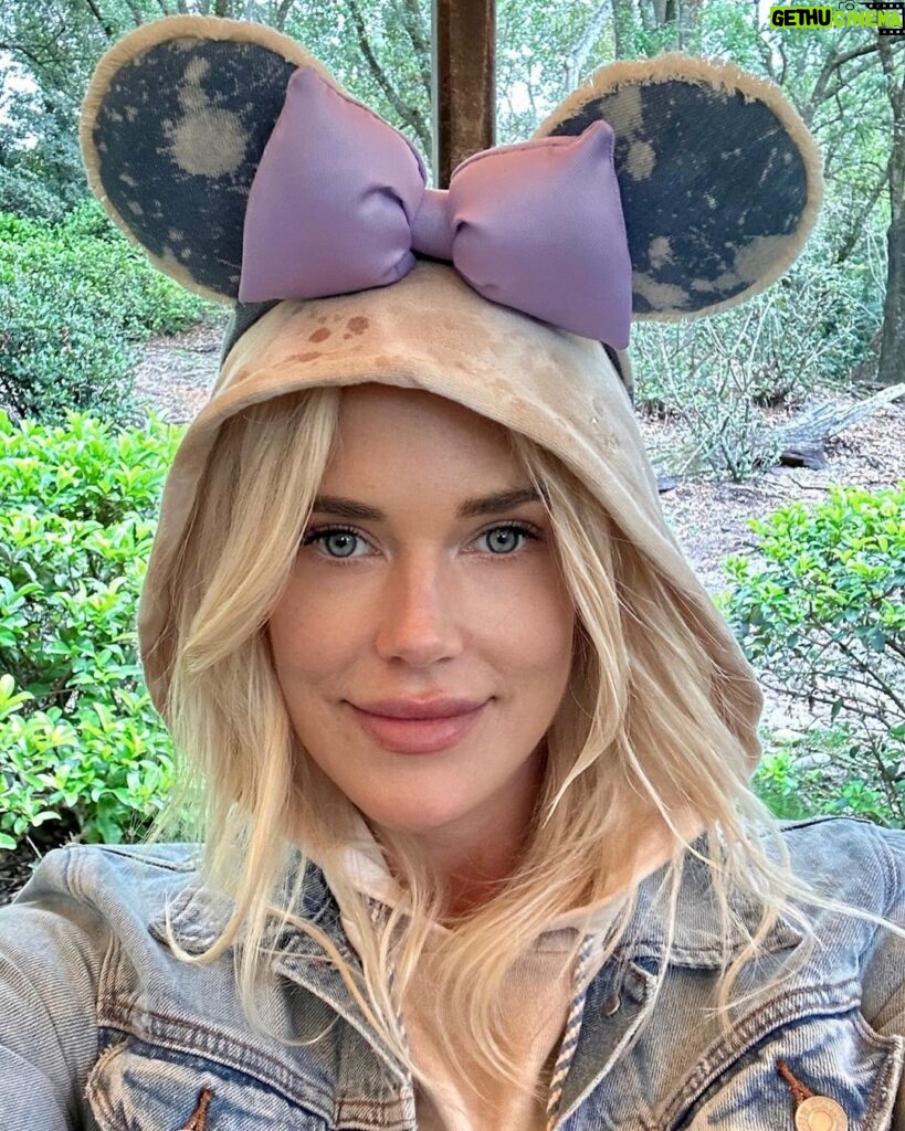 Byrdie Bell Instagram - Disney really is my natural habitat!!! 💫🦏🦒🦩🦍 Animal Kingdom, Disneyworld