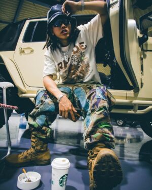 ¥ellow Bucks Instagram - I'm Survivin' the game🪖

やっと出せたEP。遅くなった。
去年くらいから自分の中の様子がおかしくて、色々と考えちゃう時間が増えた。だからセンチメンタルなとこも感じる作品になってる。Rap Gameも人生も強い心じゃないと生き残れないってこと。
オレのサバイブ記録。全新曲5曲。聴いてほしい！

新しいMVも出たし、ツアーの報告もあるからチェックよろしく！

そして、サバイブってことで戦車を納車した🫡💯 

#Survive 
#オレのタンクならまるでレズバニ
