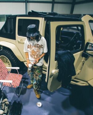 ¥ellow Bucks Instagram - I'm Survivin' the game🪖

やっと出せたEP。遅くなった。
去年くらいから自分の中の様子がおかしくて、色々と考えちゃう時間が増えた。だからセンチメンタルなとこも感じる作品になってる。Rap Gameも人生も強い心じゃないと生き残れないってこと。
オレのサバイブ記録。全新曲5曲。聴いてほしい！

新しいMVも出たし、ツアーの報告もあるからチェックよろしく！

そして、サバイブってことで戦車を納車した🫡💯 

#Survive 
#オレのタンクならまるでレズバニ