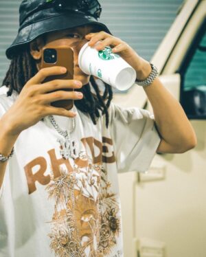 ¥ellow Bucks Instagram - I'm Survivin' the game🪖

やっと出せたEP。遅くなった。
去年くらいから自分の中の様子がおかしくて、色々と考えちゃう時間が増えた。だからセンチメンタルなとこも感じる作品になってる。Rap Gameも人生も強い心じゃないと生き残れないってこと。
オレのサバイブ記録。全新曲5曲。聴いてほしい！

新しいMVも出たし、ツアーの報告もあるからチェックよろしく！

そして、サバイブってことで戦車を納車した🫡💯 

#Survive 
#オレのタンクならまるでレズバニ