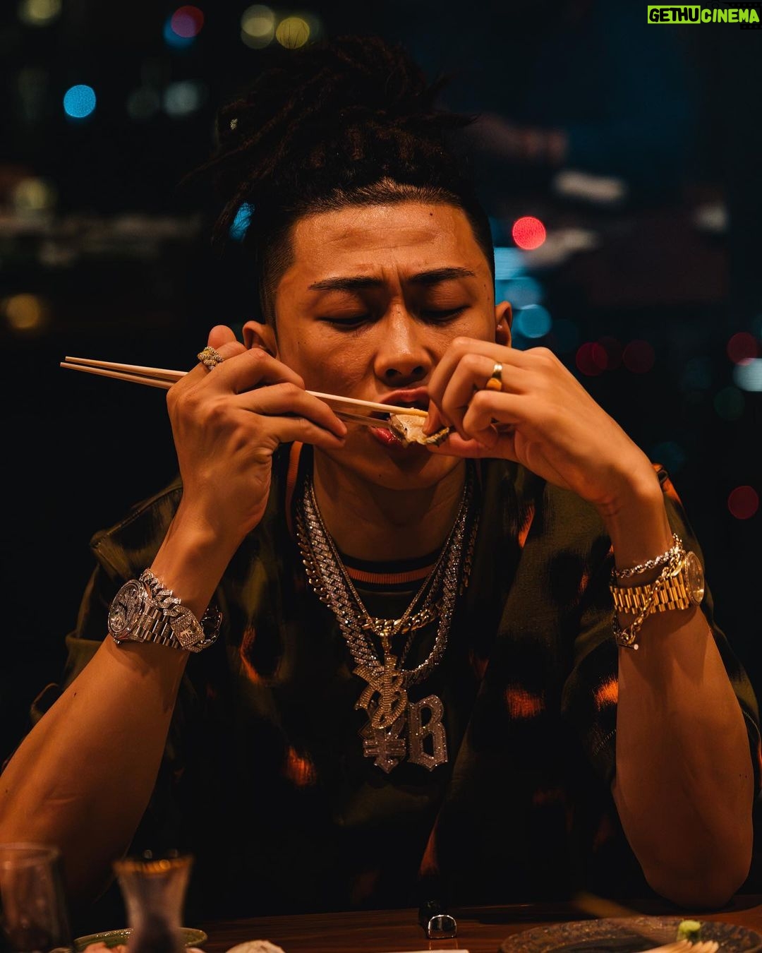 ¥ellow Bucks - 36.1K Likes - Welcome to Jpapn Loso🇯🇵
まさかFabolousとスタジオ入れる日がこんなにも突然来るとは思ってなかった。最高すぎた&緊張したww
曲のリリースは権利上の話で遅くなるから楽しみにしといて👍🔥
Respect you and your crew #TheFamily
Appreciate, see u again somewhere in the world🌐
@myfabolouslife
#WhereImFrom
📸 @shotby_dm