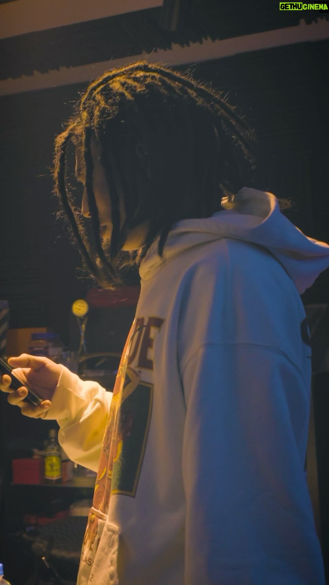 ¥ellow Bucks Instagram - with @yzerr_breath prod. by @followthaspirit