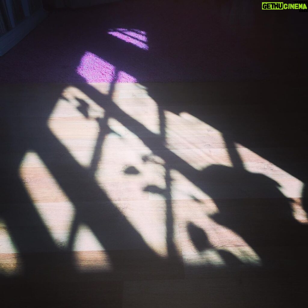 Álvaro Escobar Instagram - También, un buen momento para conocer las sombras.