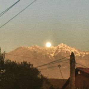Álvaro Escobar Instagram - Así salió la luna llena durante el atardecer de hoy.
