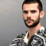 Álvaro Rico Instagram - “Espiritualmente mi alma brota más por lo viejo que por lo nuevo”. Mientras su #SagradaFamilia es bendecida por el público en @netflixes, @alvaroricoladera desnuda su alma en @Esquirees a través de sus grandes pasiones: su propia familia, el flamenco puro y el cine con mayúsculas. 🖊️ @ana_trasobares 📷 @anitart 👔 @jesuscicero 📌 Link en la Bio a la entrevista completa Follow 👉 @esquirees 🔔 ¡Recuerda activar las notificaciones de @esquirees para no perderte ninguno de nuestros posts!