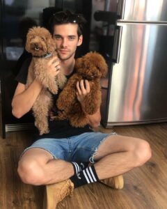 Álvaro Rico Instagram - Los peluches de la cama
