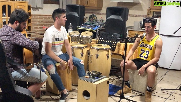 Álvaro Rico Instagram - Bajar a casa es bajar a esto y pasarnos las horas ahí