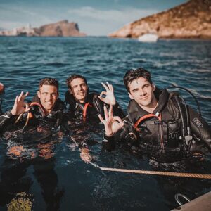 Álvaro Rico Instagram - Cuando no se rueda me llevo a estos dos fieras de buceo. Estas son sus caras después de su primera inmersión! 
Gracias por tratarnos tan bien @alisubbuceo 🤟🏻🐠