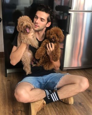 Álvaro Rico Instagram - Los peluches de la cama
