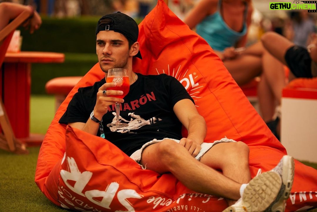 Álvaro Rico Instagram - Me quedo en este puff! @aperolspritzes #togetherwejoy #elaperolmascool Mad Cool Festival
