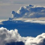 Çağan Şekercioğlu Instagram – #NevadodelRuiz #stratovolcano in #Colombia caused the biggest deadliest known #lahar (mud and debris flow) in known history when its 1985 #explosion buried the town of #Armero and killed over 25,000 people. I still remember the girl Omayra Sanchez who was stuck under the rubble and alive for 60 hours but could not be rescued and died. Her legs were caught under a door made of bricks and her dead aunt’s arms were clutched tightly around her legs and feet. The volcano continues to threaten about 500,000 people that live around it.

Kolombiya’daki Nevado del Ruiz yanardağı 1985’de patladığında, bilinen en ölümcül lahara (çamur seli) yol açarak Armero kasabasında yaklaşık 25,000 kişinin ölümüne yol açtı. Beline kadar enkaz altında kalan ve 60 saat hayatta kalma mücadelesi verip kurtarılamayan küçük kız Omayra Sanchez’i dün gibi hatırlıyorum. Ayakları bir tuğla kapının altında sıkışmıştı ve ölen teyzesinin kolları bacaklarına sarılmıştı. Halen faal olan bu yanardağ, eteklerinde yaşayan 500,000 kişiyi tehdit etmeye devam ediyor.

@cagansekercioglu @uofu_science @natgeo @natgeomagazineturkiye @natgeotvturkiye #natgeoimagecollection #geology #nature #wildlife#conservation #biodiversity #biology #travel #animals #Neotropics