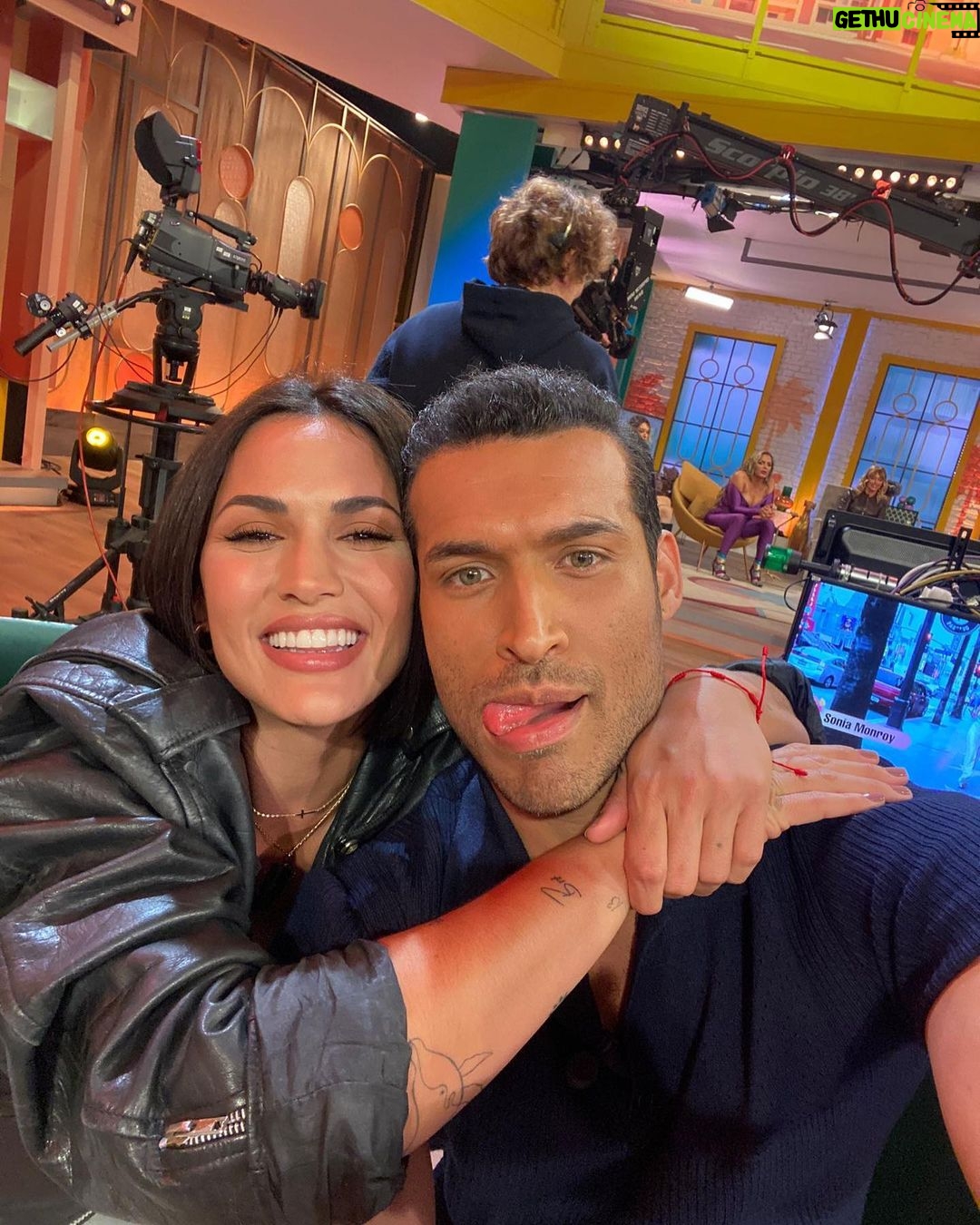 Édgar Vittorino Instagram - Regalos que te deja la profesión fuera del trabajo una bonita amistad @michellec_p 🙌🙌🫶🏼🫶🏼gracias ! . @desaparecidostv . Estreno este miércoles en abierto por @telecincoes -11:00pm -👮🏽♂️👮🚔🚔 @unicorntves @mediasetcom Madrid, Spain