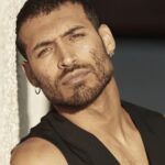 Édgar Vittorino Instagram - "Es cierto que mi físico aporta credibilidad a este tipo de malvados con fondo negro, pero es por el mentón marcado y por mis ojos, que me facilitan entrar en ese tipo de personajes". Descubrimos el espíritu sensible y el compromiso social y político del actor colombiano @evittorino, un tipo duro en pantalla que regresa con el estreno en @netflixes de 'Centauro', el último thriller (motorista) de Daniel Calparsoro. Texto: @ana_trasobares Fotos: @mantrana Estilismo: @jairovilladaj Publicista: @shaharlevi4 Lee la entrevista con Édgar Vittorino en el link de nuestra Bio