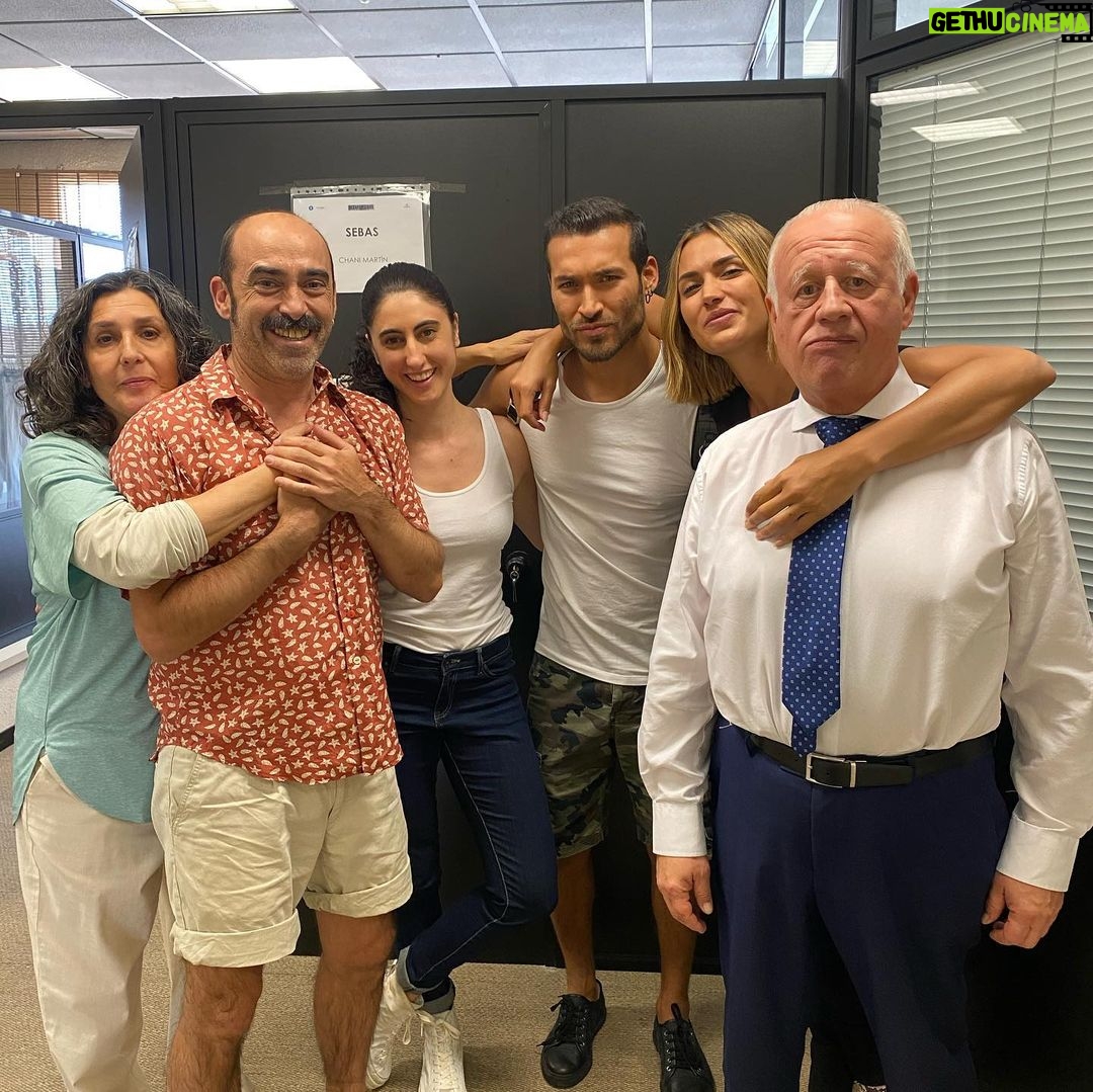Édgar Vittorino - 2.3K Likes - Aqui fuera de servicio estos pedazo de compañeros @michellec_p @jechanove @chanimartin @elviraminguez @amanda_rios_._ @andreas_munoz
.
.
@desaparecidostv @primevideoes
