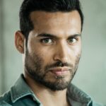 Édgar Vittorino Instagram - Alguna vez has hecho algo que no querías porque no tuviste otra opción y has tenido que cargar con ello ❓#desaparecidoslaserie . Tenemos la 🤩 T1 de #DesaparecidosLaSerie en @telecincoes y NUEVA TEMPORADA (donde conocerás a mi personaje)en exclusiva a partir de mañana en @PrimeVideoes 👏🏼👏🏼 Todos los detalles en @DesaparecidosTV 💥 ¡GANAZAS! 💥 Madrid, Spain