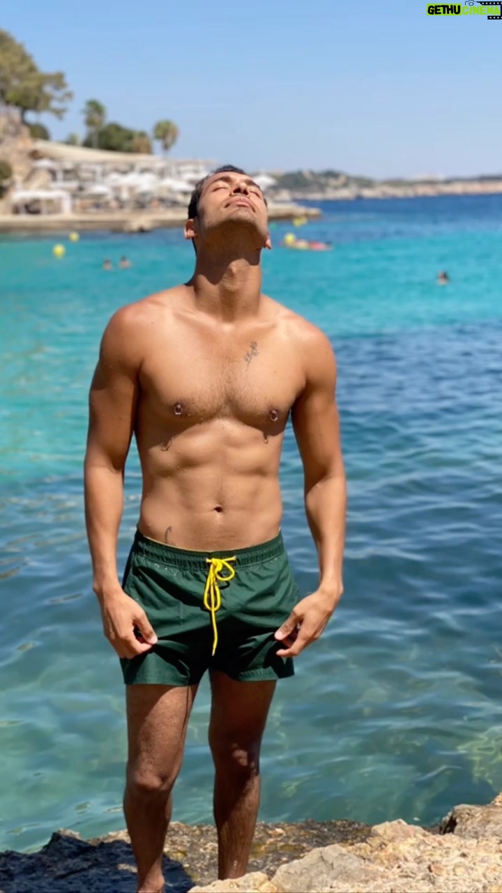 Édgar Vittorino - 3.3K Likes - Despedimos este hermoso verano !! 💓💓💓
Gracias a toda la gente bonita que hizo parte de él 🫶🏼🫶🏼🫶🏼🚲💃🌊🚌✈️