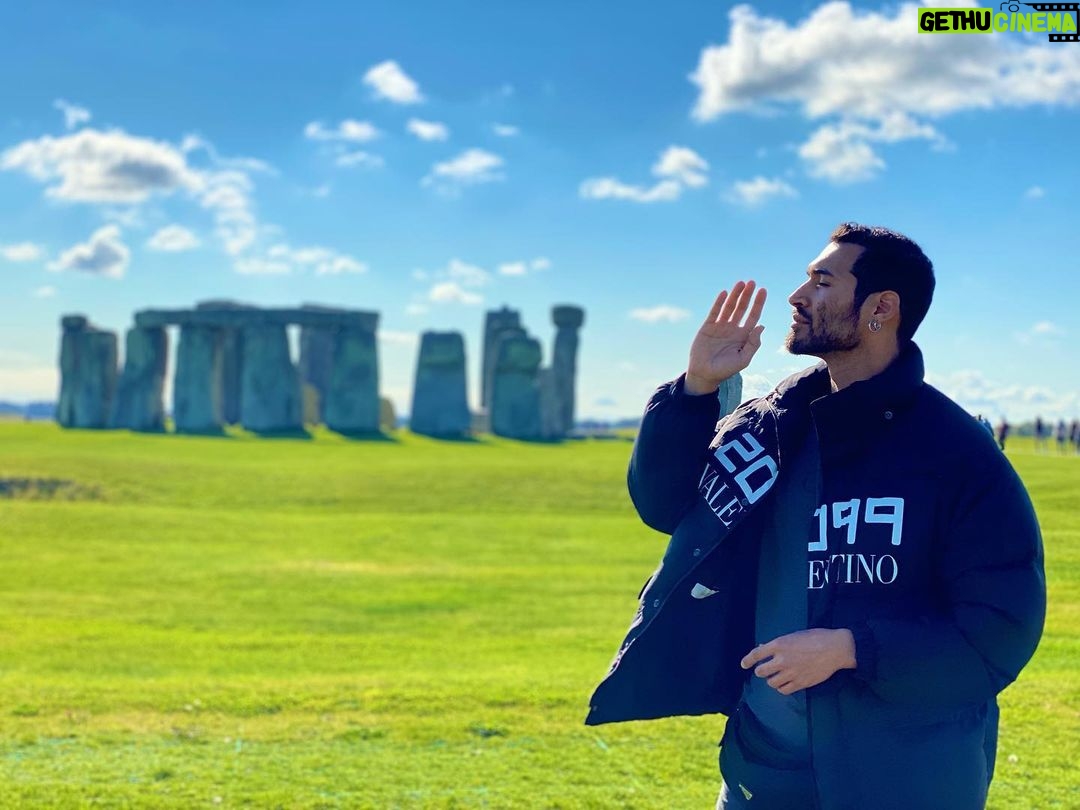 Édgar Vittorino - 3.8K Likes - #stonhenge para algunos serán solo unas piedras para mi es muestra de lo capaces que podemos ser los seres humanos con Paciencia y Trabajo conjunto. Dos cosas que escasean hoy día. 1000 años para poner esas piedras allí y que 5000 años después sigan maravillando al mundo . #travel #actor #life