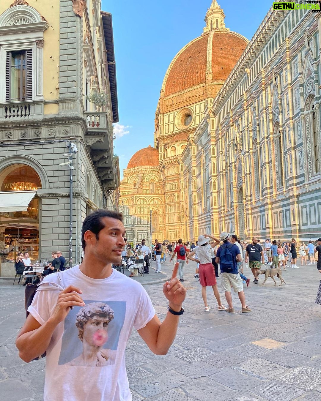 รdgar Vittorino Instagram - Me siento como un niรฑo en Disney world ๐ฒ๐ . FLORENCIA la cuna del renacimiento ๐๏ธ๐จ๐ . . #arte #brunelleschi #leonardodavinci #atemisiagentileschi #miguelangel #caravaggio #travel #italia #firenze Firenze, Piazza Del Duomo
