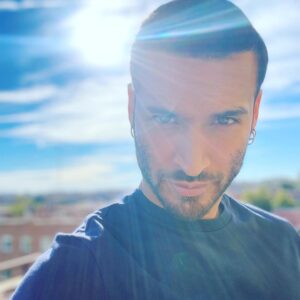 Édgar Vittorino Instagram - Me perdono  a mismos por lo que ya fue y me atrevo a  mirar de frente a mis demonios y mis vicios !! ellos también tienen miedo de que aparezca nuestra  luz !💫porque perderían todo su poder ! Así que a trabajar ! 💫a brillar ! A sonreír ! Por más difícil que sea.

Y sobre todo No perdáis el sentido del humor !