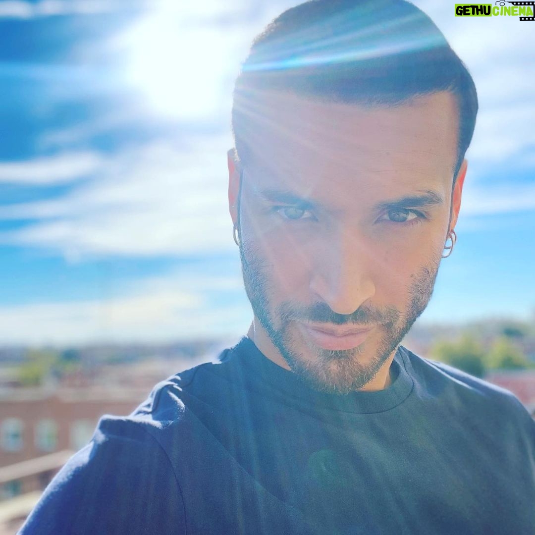 Édgar Vittorino - 7K Likes - Me perdono a mismos por lo que ya fue y me atrevo a mirar de frente a mis demonios y mis vicios !! ellos también tienen miedo de que aparezca nuestra luz !💫porque perderían todo su poder ! Así que a trabajar ! 💫a brillar ! A sonreír ! Por más difícil que sea.
Y sobre todo No perdáis el sentido del humor !