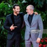 Édgar Vittorino Instagram – Elegí esta foto porque representa mejor lo qué para mi significan  los eventos y los premios … se trata de reconocernos entre nosotros , con una sonrisa honesta hacia nuestros  colegas,hacia nuestro trabajo y hacia el amor por la profesión (ingrata muchas veces ) y no de ir a posturear , lagartear una foto o una entrevista y mucho menos a tratar de demostrar que eres más que los otros colegas que están ahí ! Con una actitud pedante que aveces no se sabe si son personas o esfinges (pidiendo disculpas a las esfinges ) Ningún Actor  o Director  es más que otro por más fama que tenga todos somos la misma masa que ha esperado que suene el teléfono con el corazón en la mano sin recibir respuesta  o que a gritado de emoción  cuando se ha dado el milagro … así que feliz de haber estado en los @premios_platino y sobre todo de haberme abierto sin pretensiones a encontrarme con otros , con los que no pusieron una barrera y regalarnos mutuamente un honesta sonrisa para darle verdadero sentido a esta gran reunión . Viva iberoamerica !! El cine ! Las series ! Y el arte ! Madrid, Spain