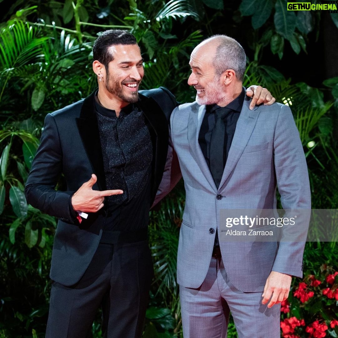 Édgar Vittorino - 3.2K Likes - Elegí esta foto porque representa mejor lo qué para mi significan los eventos y los premios … se trata de reconocernos entre nosotros , con una sonrisa honesta hacia nuestros colegas,hacia nuestro trabajo y hacia el amor por la profesión (ingrata muchas veces ) y no de ir a posturear , lagartear una foto o una entrevista y mucho menos a tratar de demostrar que eres más que los otros colegas que están ahí ! Con una actitud pedante que aveces no se sabe si son personas o esfinges (pidiendo disculpas a las esfinges ) Ningún Actor o Director es más que otro por más fama que tenga todos somos la misma masa que ha esperado que suene el teléfono con el corazón en la mano sin recibir respuesta o que a gritado de emoción cuando se ha dado el milagro … así que feliz de haber estado en los @premios_platino y sobre todo de haberme abierto sin pretensiones a encontrarme con otros , con los que no pusieron una barrera y regalarnos mutuamente un honesta sonrisa para darle verdadero sentido a esta gran reunión . Viva iberoamerica !! El cine ! Las series ! Y el arte !