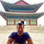 Édgar Vittorino Instagram – Fenómeno emergente es un comportamiento colectivo que se observa en sistemas  macroscopico( a escala humana ) que no se puede deducir reduciéndolo  a sus elementos  microscópicos constituyentes… la sociedad es otro fenómeno emergente que no se puede comprender como una simple suma de ciudadanos. #coreadelsur🇰🇷 
#thanks #actor #life #experiencias Seoul, Korea