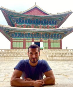 Édgar Vittorino Instagram - Fenómeno emergente es un comportamiento colectivo que se observa en sistemas macroscopico( a escala humana ) que no se puede deducir reduciéndolo a sus elementos microscópicos constituyentes… la sociedad es otro fenómeno emergente que no se puede comprender como una simple suma de ciudadanos. #coreadelsur🇰🇷 #thanks #actor #life #experiencias Seoul, Korea