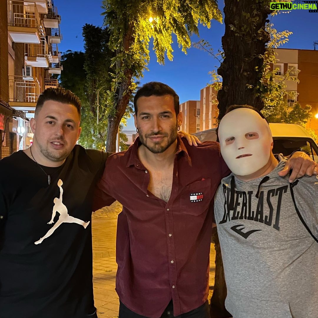 Édgar Vittorino - 4.2K Likes - Un policía , un actor Colombiano y un famoso ex-ladrón de bancos juntos en el barrio de Vallecas ,parece el inicio de un chiste ... pero no! esta reunión fue parte del trabajo de investigación para la construcción de un nuevo personaje . Pronto les cuento
Más... gracias por la ayuda @rafita8686 y @flaco_apuntes #actor #series #actorlife