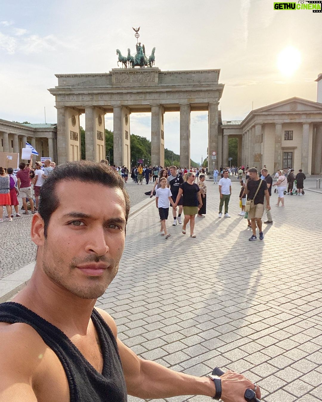 Édgar Vittorino Instagram - Berlín 👁️ Berlín ist arm, aber sexy”, la mítica frase del no menos mítico Klaus Wowereit, alcalde de Berlín entre 2001 y 2014. . . . A mi me exploto la cabeza con todo lo que vi y aprendí 🤯 Berlin, Germany