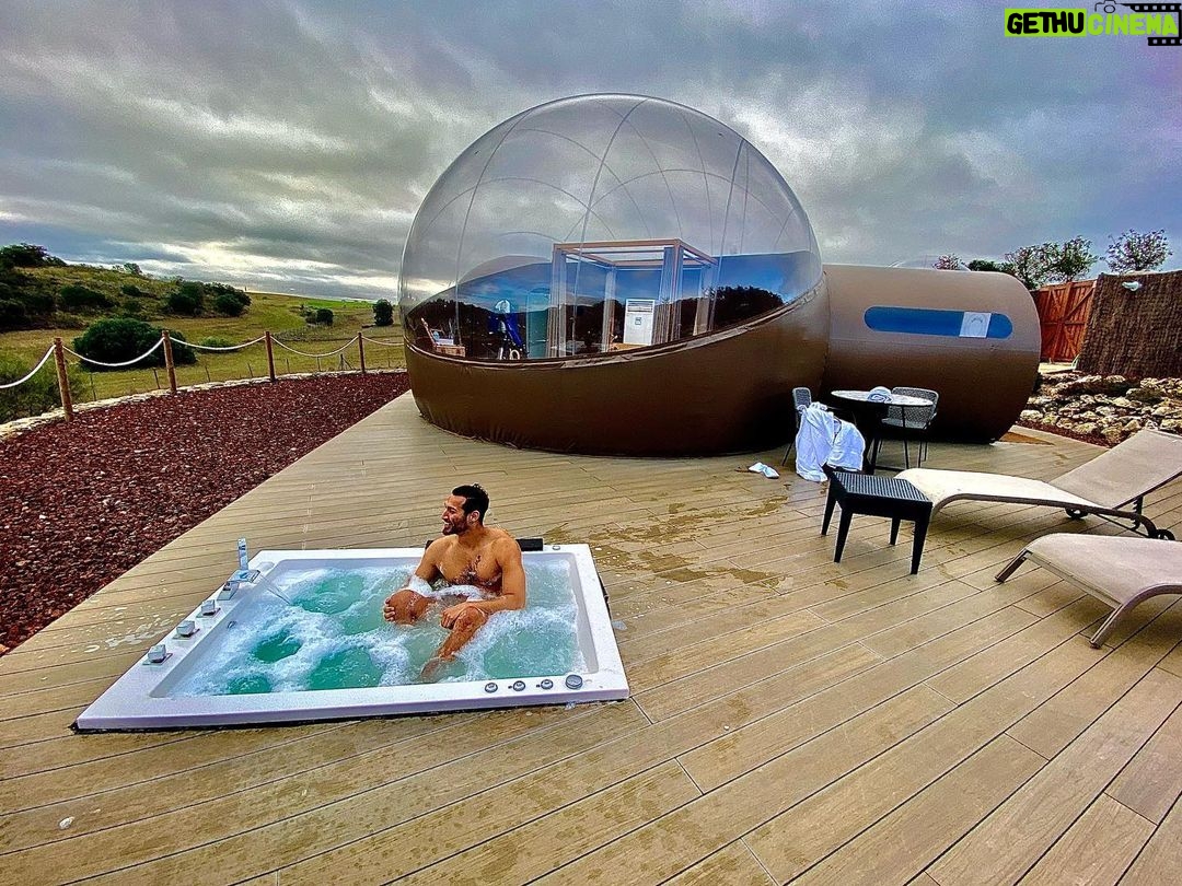 Édgar Vittorino - 16.9K Likes - Se agradece un lugar donde poder quitarte la mascarilla , respirar aire puro y no estar preocupado por la distancia social , además cerca de casa #milunarooms #madrid #covidfree #hormigos #hotel #actor #bajocero #vivirsinpermiso #visavis #elrobodelsiglo #cine #netflix #series